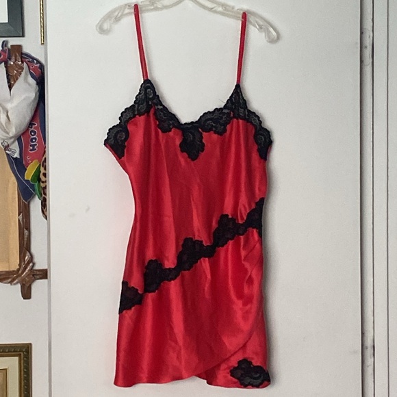 Vintage Victoria’s Secret gold label lace slip - Picture 2 of 14